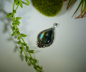 Labradorite Floral Pendant