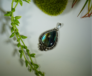 Labradorite Floral Pendant