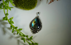 Labradorite Floral Pendant