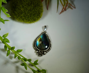 Labradorite Floral Pendant