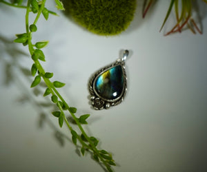 Labradorite Floral Pendant