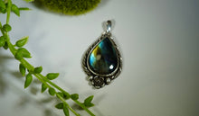 Labradorite Floral Pendant