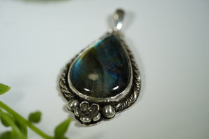 Labradorite Floral Pendant