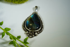 Labradorite Floral Pendant