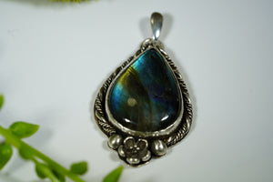 Labradorite Floral Pendant