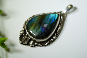 Labradorite Floral Pendant