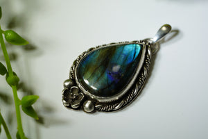 Labradorite Floral Pendant